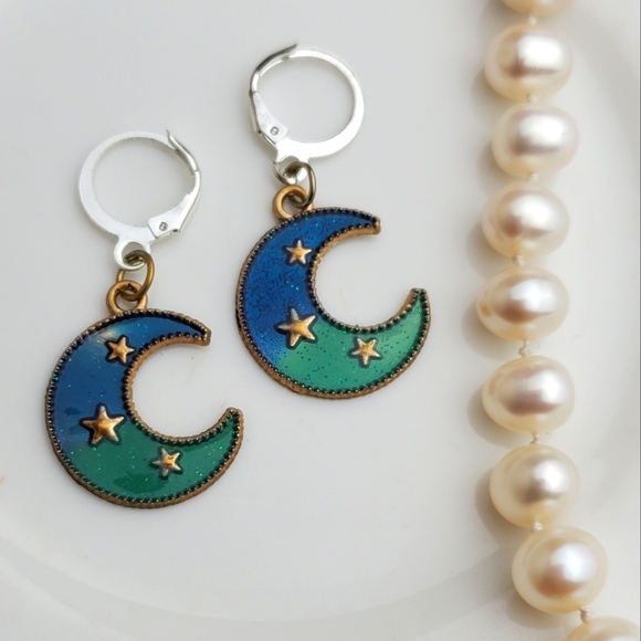 💫5/$25 Beautiful Moon Earrings - Picture 1 of 2